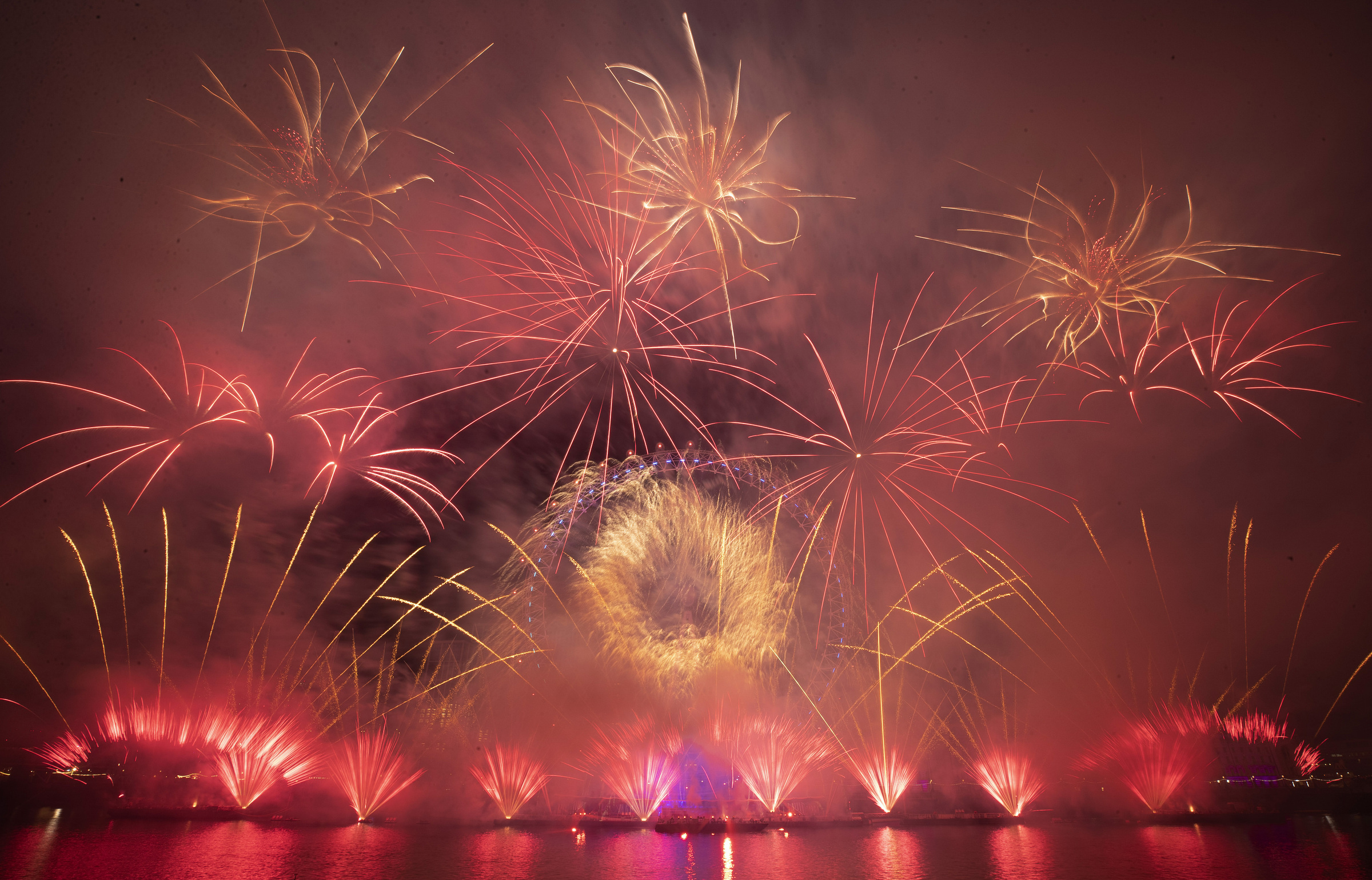 Capodanno, fuochi d'artificio sul Tamigi a Londra