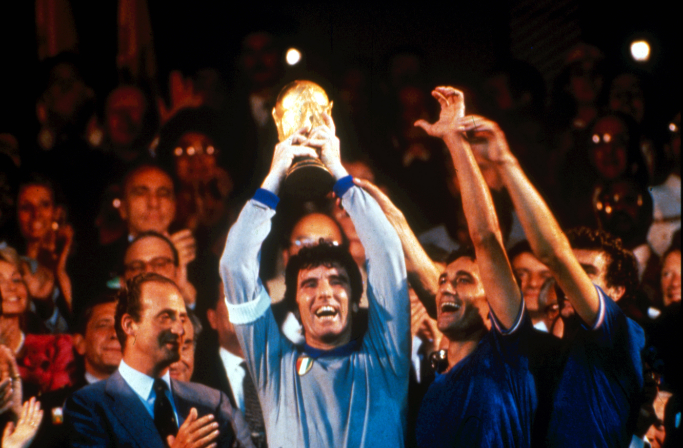 Zoff alza al cielo la coppa del Mondo nel 1982