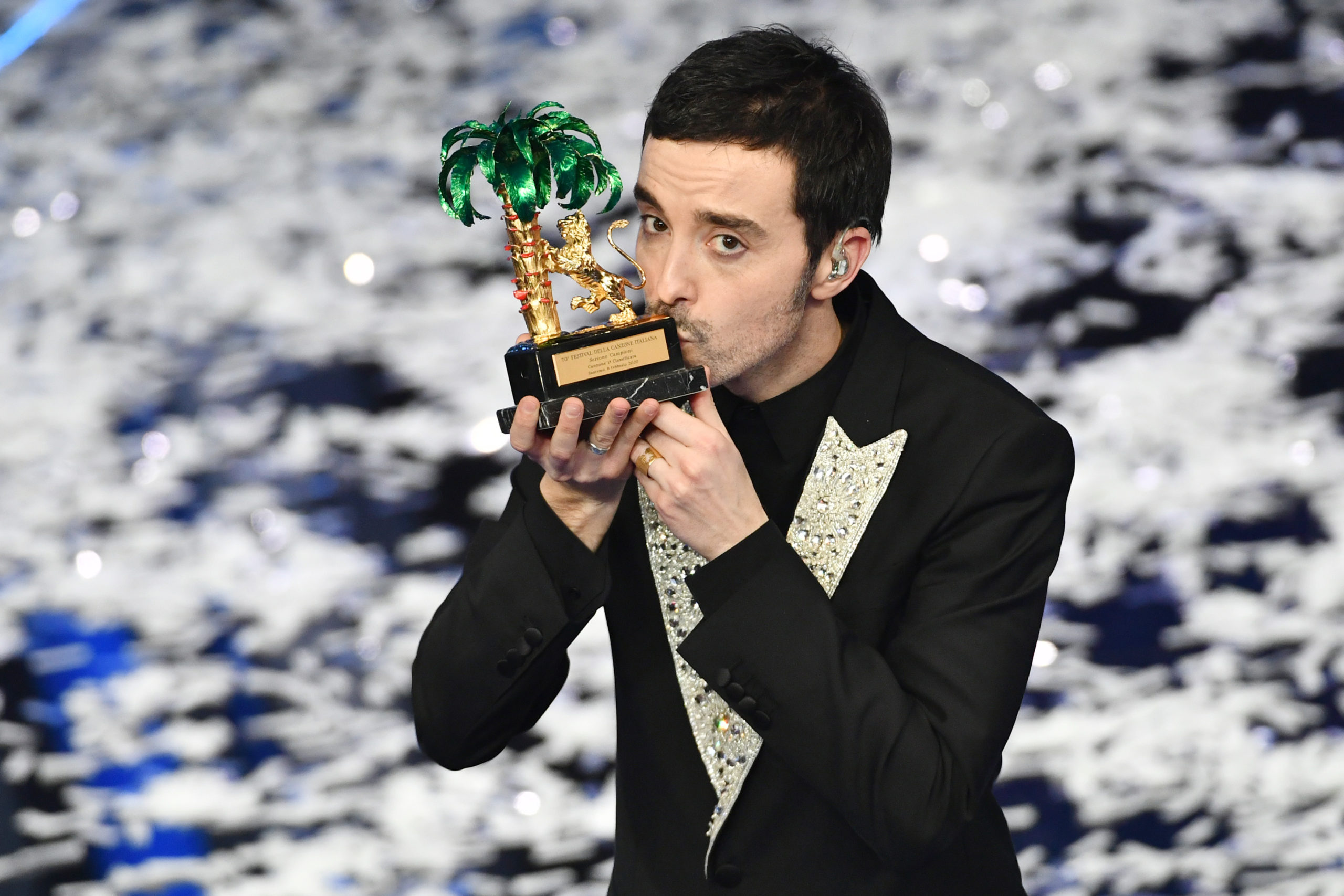 DIODATO bacia il leoncino d'oro a Sanremo 2020. Vittoria