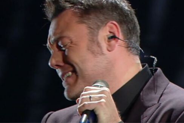 Sanremo 2020: tiziano ferro canta Mia Martini escoppie in lacrime dall'emozione