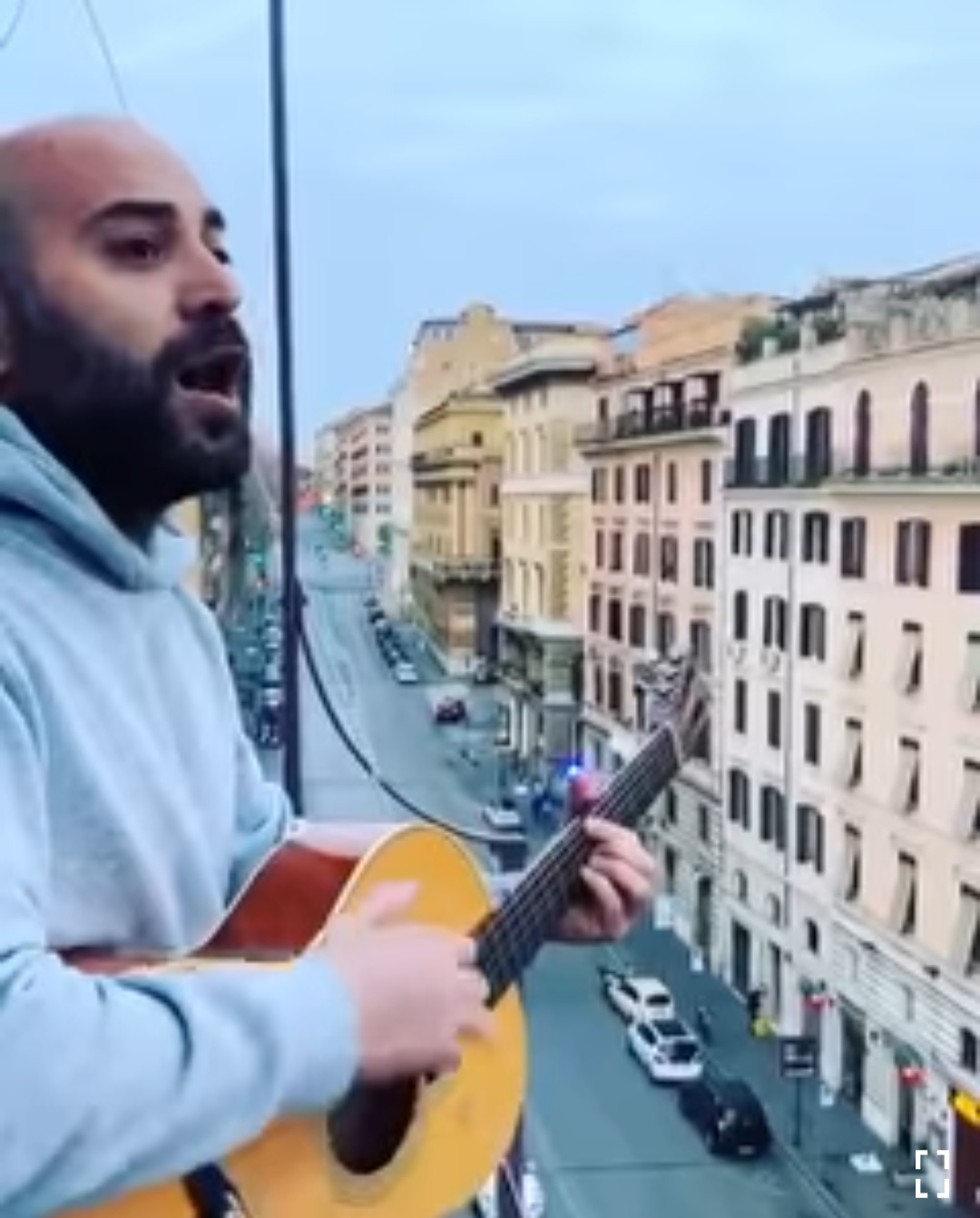 Flash mob, Giuliano Sangiorgi al balcone canta “Meraviglioso” e tutta la via lo segue cantando
