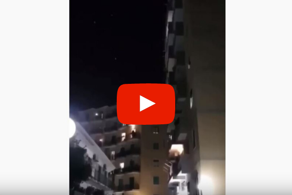 I napoletani in quarantena cantano "abbracciame" dai balconi: emozionante video