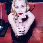 Madonna lancia iniziativa benefica Covid-19, ma lo fa con la maglia sbagliata: pioggia di critiche!