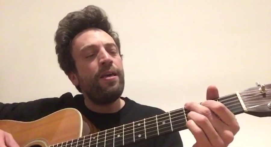 Screenshot: Stefano Scuro durante la performance a "L'Italia in una stanza"