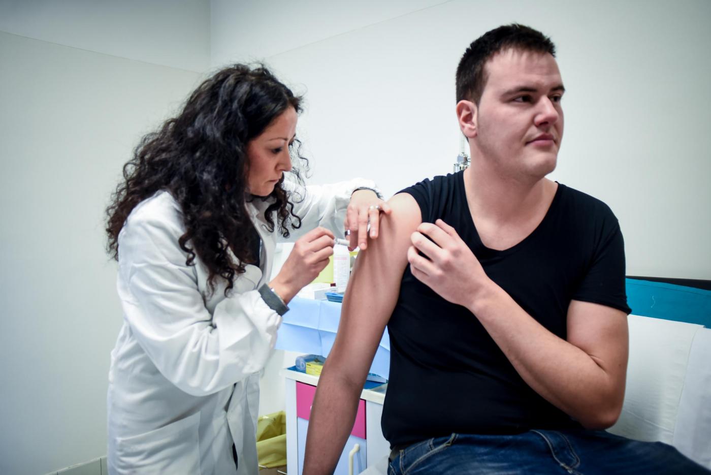 Vaccino anti Covid-19, già a settembre 400 milioni di dosi in arrivo dall’Inghilterra