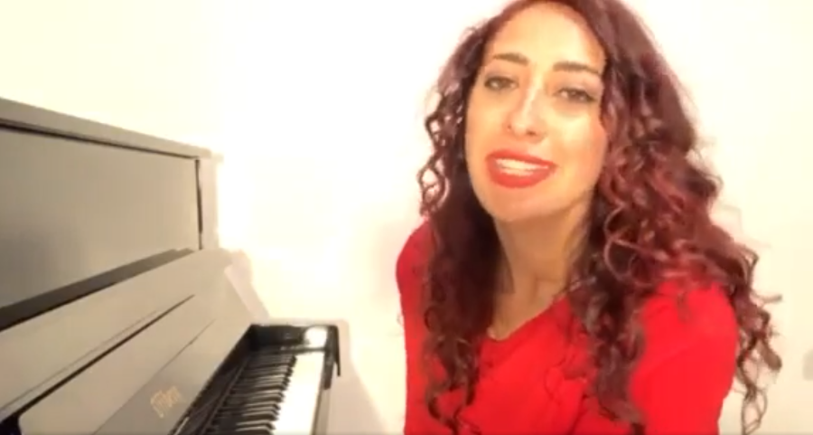 Veronica Perseo, la cantautrice pianista. Riviviamo la performance a “L’Italia in una stanza” – VIDEO