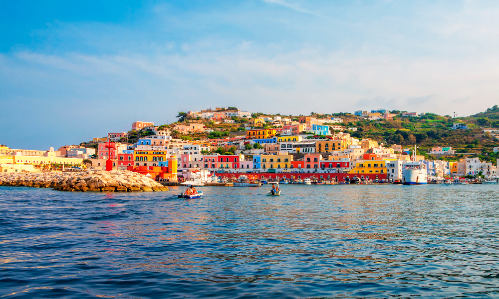 Ponza, boom di turisti