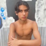 Carlos, il figlio di Fabrizio Corona e Nina Moric, omofobo su Instagram. La mamma lo rimprovera pubblicamente e lui chiede scusa VIDEO
