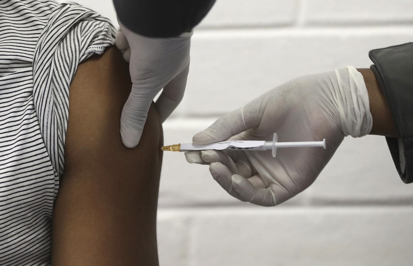 Vaccino anti Covid, il sondaggio: &#8220;Un italiano su sei dice no&#8221;