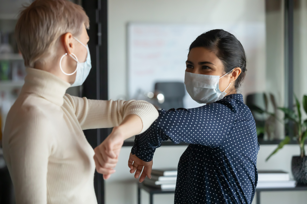 Coronavirus, saluto con il gomito