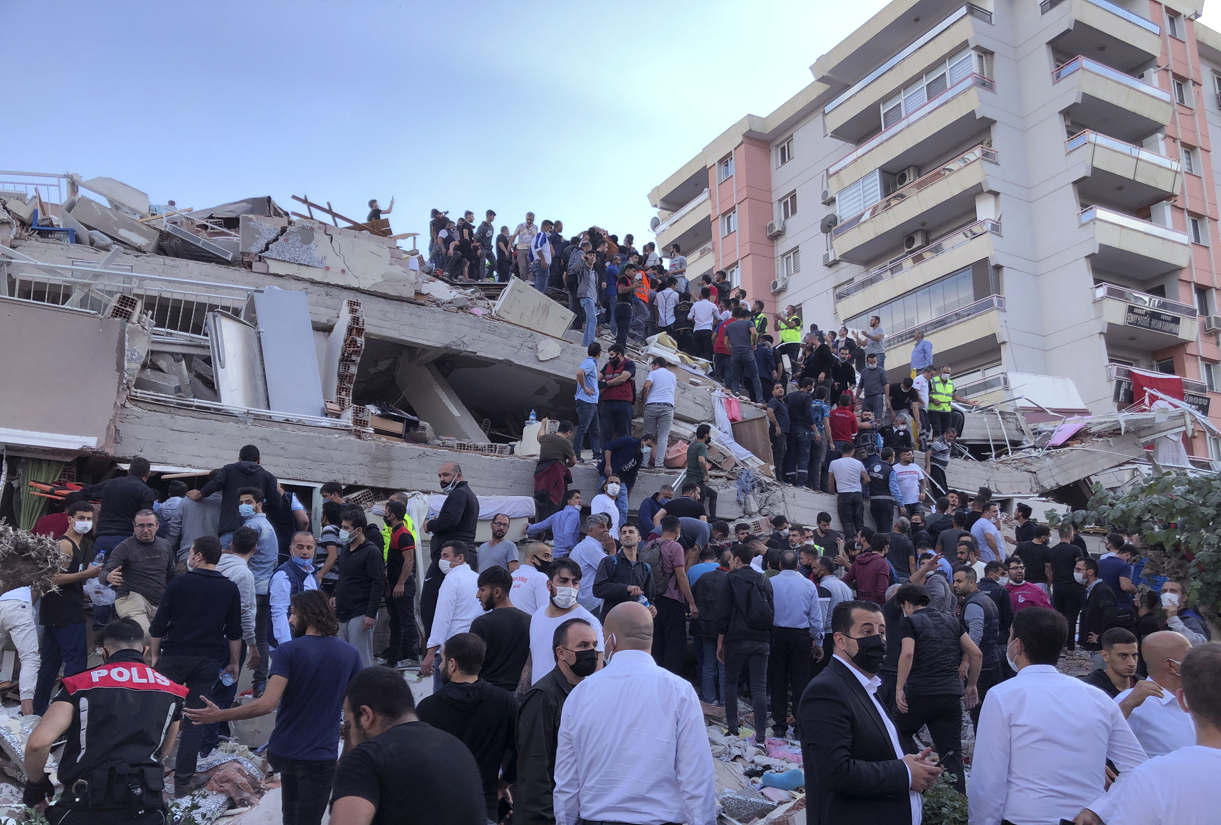 Terremoto in Turchia: le immagini dei crolli durante la scossa e dello tsunami a Izmir