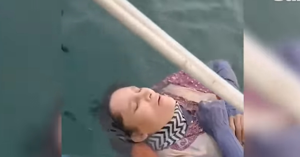 Donna ritrovata viva in mare dopo 8 ore (VIDEO)
