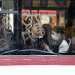 Bologna, atti osceni sul bus davanti a due ragazzine, donna interviene e viene malmenata