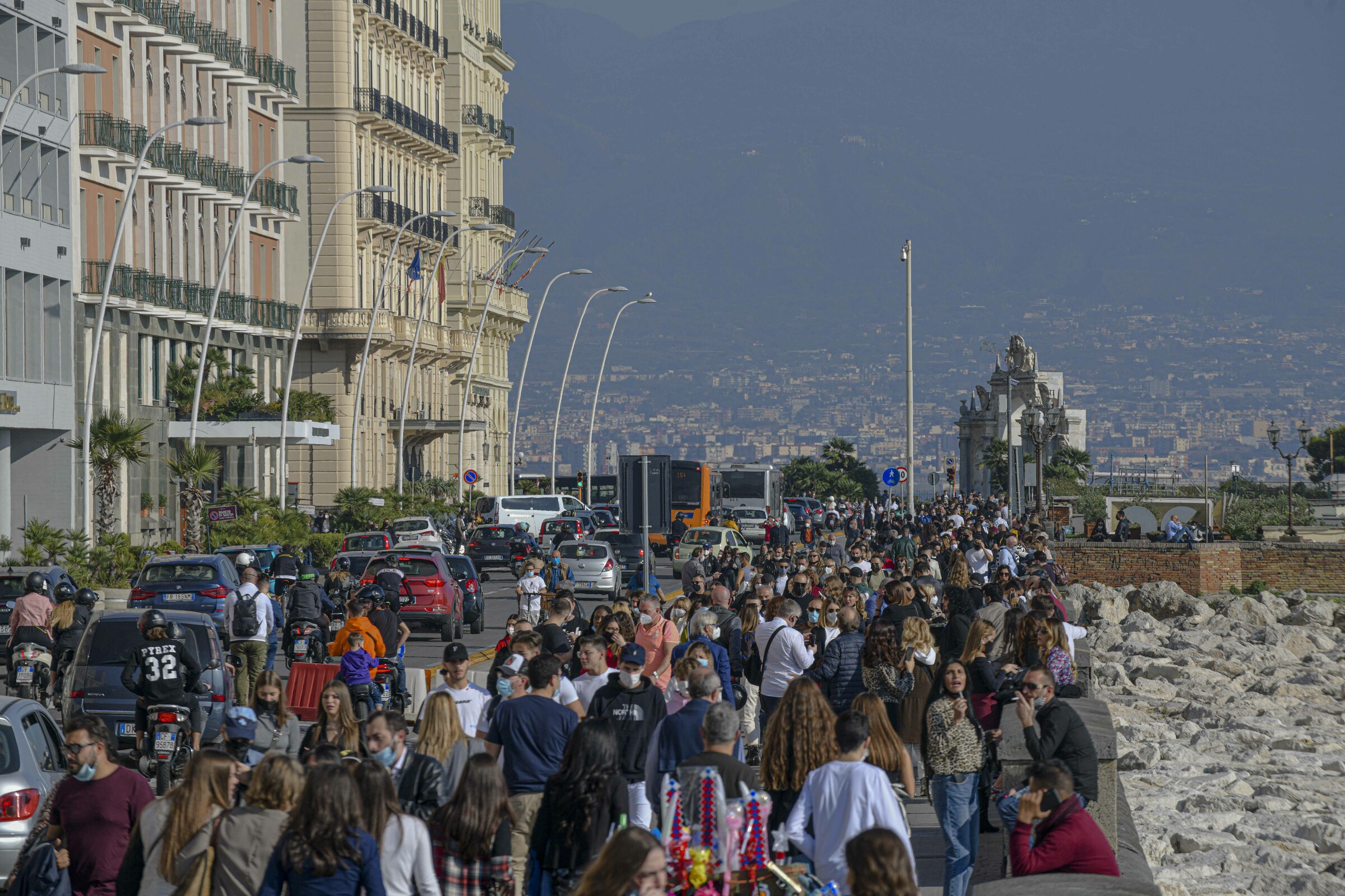 Giallo su Napoli. Scatta l’ipotesi lockdown provinciale