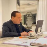 Vaccino Covid. Berlusconi pronto a vaccinarsi in tv. No per la Regina Elisabetta ed il consorte Filippo
