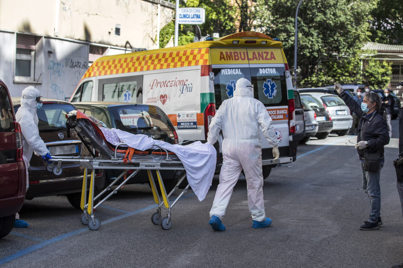 Modena, 35enne muore dopo intervento al seno in casa: l’estetista fugge davanti alla cliente morente, è caccia in tutta Italia