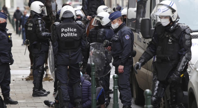 Bruxelles: Disordini antirestrizioni in tutta Europa