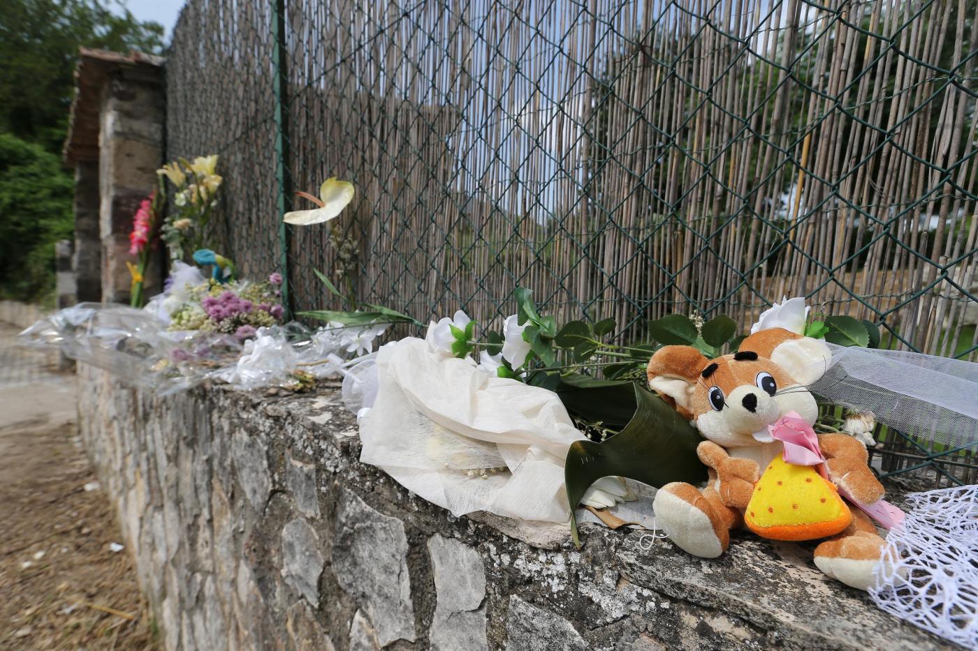 Tragedia a Sassari, si addormenta sul muretto e vola nel vuoto per 13 metri: muore a 31 anni dopo la serata al pub con gli amici