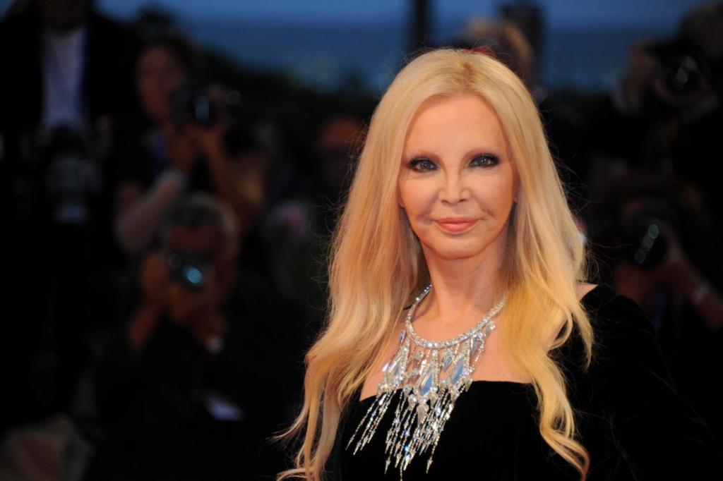 IL CANTANTE MASCHERATO 2022. Nella finale Patty Pravo torna come ospite, Iva Zanicchi come detective e Arisa come ballerina. Cristiano Malgioglio giù la maschera!