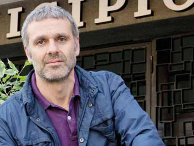 Telecamera nel bagno delle maestre con vista sul wc, indagato il sindaco-insegnante: “Era un gioco erotico con una collega sposata”