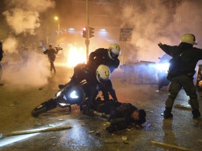 Grecia: fermato l’uomo che ieri ha pestato un poliziotto