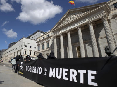 Spagna: Camera approva legge sull’eutanasia. Scoppiano proteste