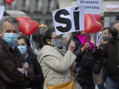 In Spagna via libera all’eutanasia: è il settimo Paese al mondo. Coppato: “Ha fatto in sei mesi ciò che l’Italia non è riuscita a fare in 7 anni”