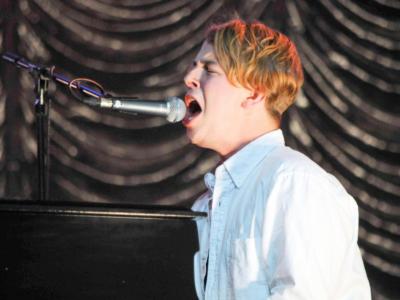 Tom Odell torna con un suono più pop per scacciare l’ansia. Esce il primo singolo di “Monsters”