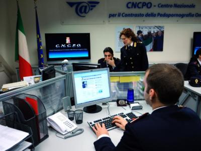 Orrore in rete, scoperto giro di scambio di video di minori abusati, anche neonati. Oltre cento indagati e 3 arresti in tutta Italia