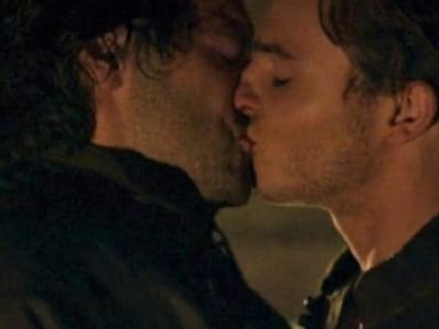 Aidan Turner interpreta Leonardo per la Rai: è boom per il bacio gay