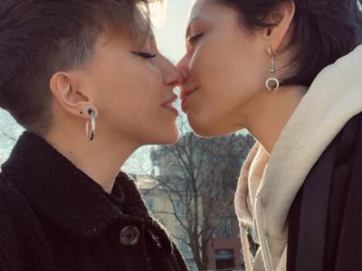 Voghera, coppia lesbica presa di mira per un bacio: “Non potete baciarvi davanti ai bambini”. Arcigay Pavia denuncia: “Oppressione omofoba”