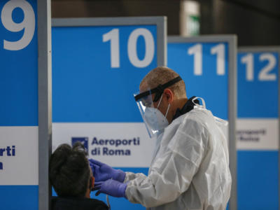 Coronavirus, atterrato a Fiumicino volo dall’India con a bordo 23 positivi: a breve i risultati degli esami su eventuali varianti