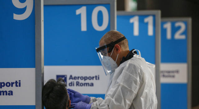 Coronavirus, atterrato a Fiumicino volo dall&#8217;India con a bordo 23 positivi: a breve i risultati degli esami su eventuali varianti