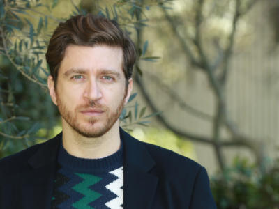 Alessandro Roja torna su Rai 1 con “La Compagnia del Cigno”. Ecco chi è l’attore che interpreta Daniele Trani