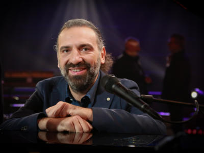 Stefano Bollani con Valentina Cenni in tv e nella vita. L’ex di Petra Magoni vive un nuovo amore