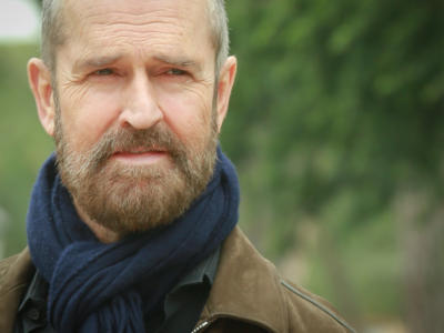 Rupert Everett: tra l’autobiografia, la passione per Wilde, “Adult Material” e la sua relazione con il compagno Henrique