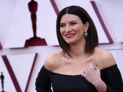 Oscar 2021, Laura Pausini non vince ma incanta con il suo look da diva made in Italy: “Torno da mia figlia felice”