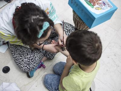 Festa di compleanno per il bimbo disabile, i vicini chiamano i vigili: multati gli adulti