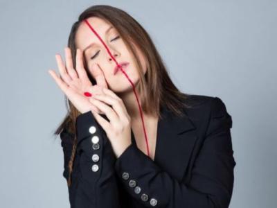 Giulia Mei racconta l’Italia di oggi con “Mamma”: il nuovo singolo della cantautrice siciliana
