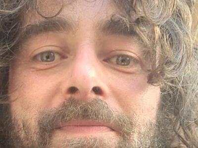 Celebra la Messa e poi il colpo di scena davanti ai fedeli: “Lascio perché il mio cuore è innamorato”. La storia di don Riccardo Ceccobelli
