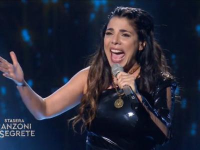 Mietta è la Mina del sud che Serena Rossi sgancia per la finale di “Canzone Segreta”. Canta “Se telefonando” per Adriano Panatta ed è boom: picco di share oltre il 16% e pioggia di tweet – VIDEO