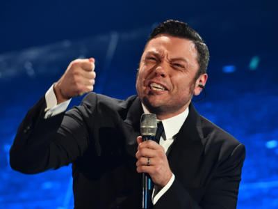 Tiziano Ferro, potremo vederlo in concerto solo tra due anni: l’annuncio col “cuore spezzato”