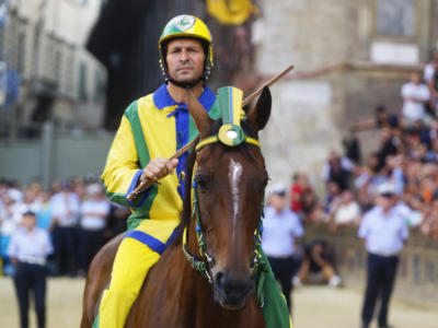 Campione del Palio di Siena si schianta con la Porsche e muore
