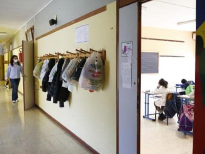 Bimbo caduto dalle scale a scuola: condannata a un anno di carcere la maestra, 2 anni per la bidella
