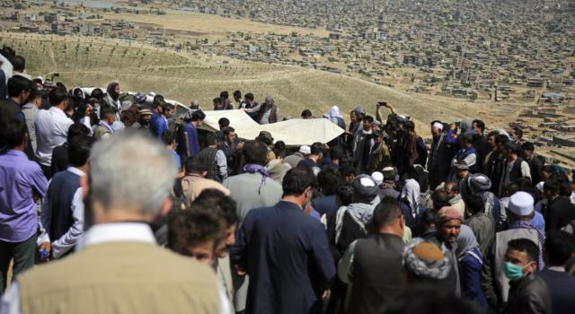 Afghanistan. Attacco autobomba davanti a scuola, oggi i funerali
