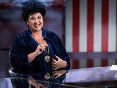 Marisa Laurito da Peter Gomez confessa: “Per togliere la “r moscia” ho tentato anche con un vibratore”