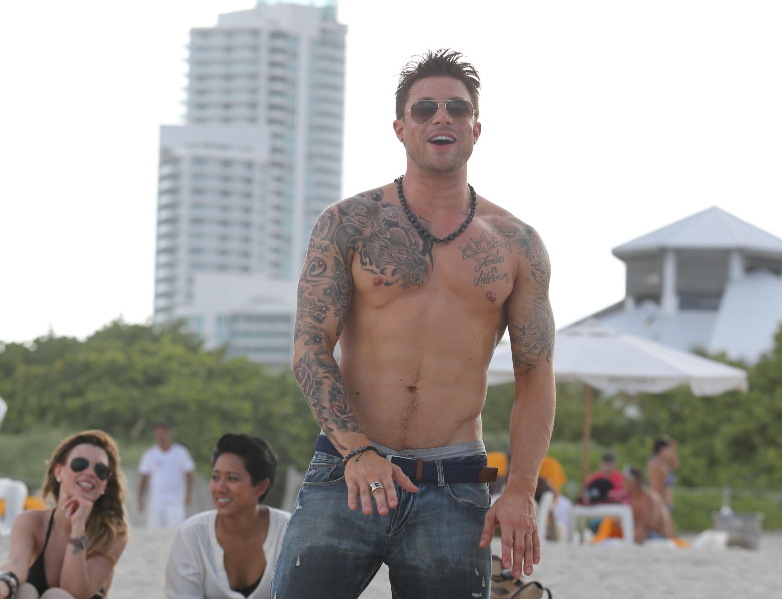 Duncan James dei Blue aiutato da un terapista dopo gli attacchi omofobici per la foto social con il fidanzato Rodrigo Reis: “Ho molti fan internazionali che non accettano che io sia gay”