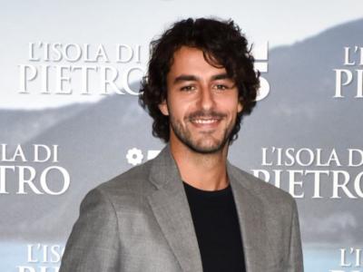 Michele Rosiello torna su Rai 1 con “La Compagnia del Cigno”. Ecco chi è l’attore e il personaggio gay interpretato