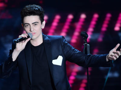 Michele Bravi asfalta con eleganza Pio e Amedeo: “Le parole hanno un peso”. La comunità gay reagisce alle offese: “Show omofobo”