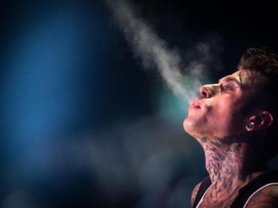 Fedez ancora al centro delle polemiche: una sua vecchia canzone è accusata di omofobia, ma il testo dice “Tutto il contrario”